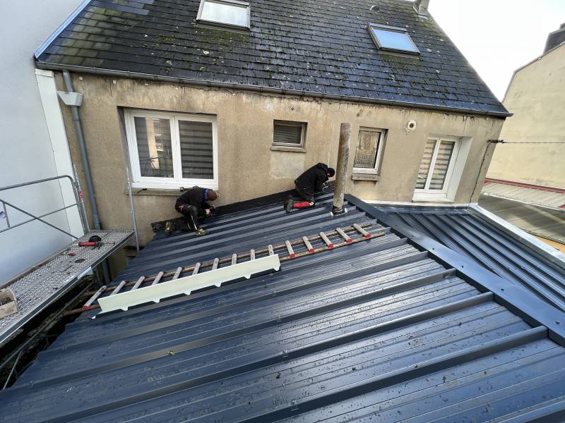 Réaliser une couverture en tôles bac acier dans la région de Harfleur
