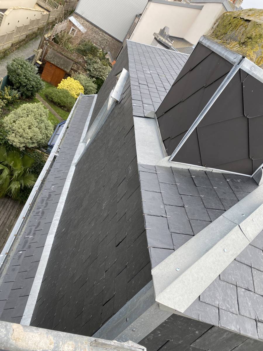 Faire réparer couverture de toit ardoises proche Octeville sur mer