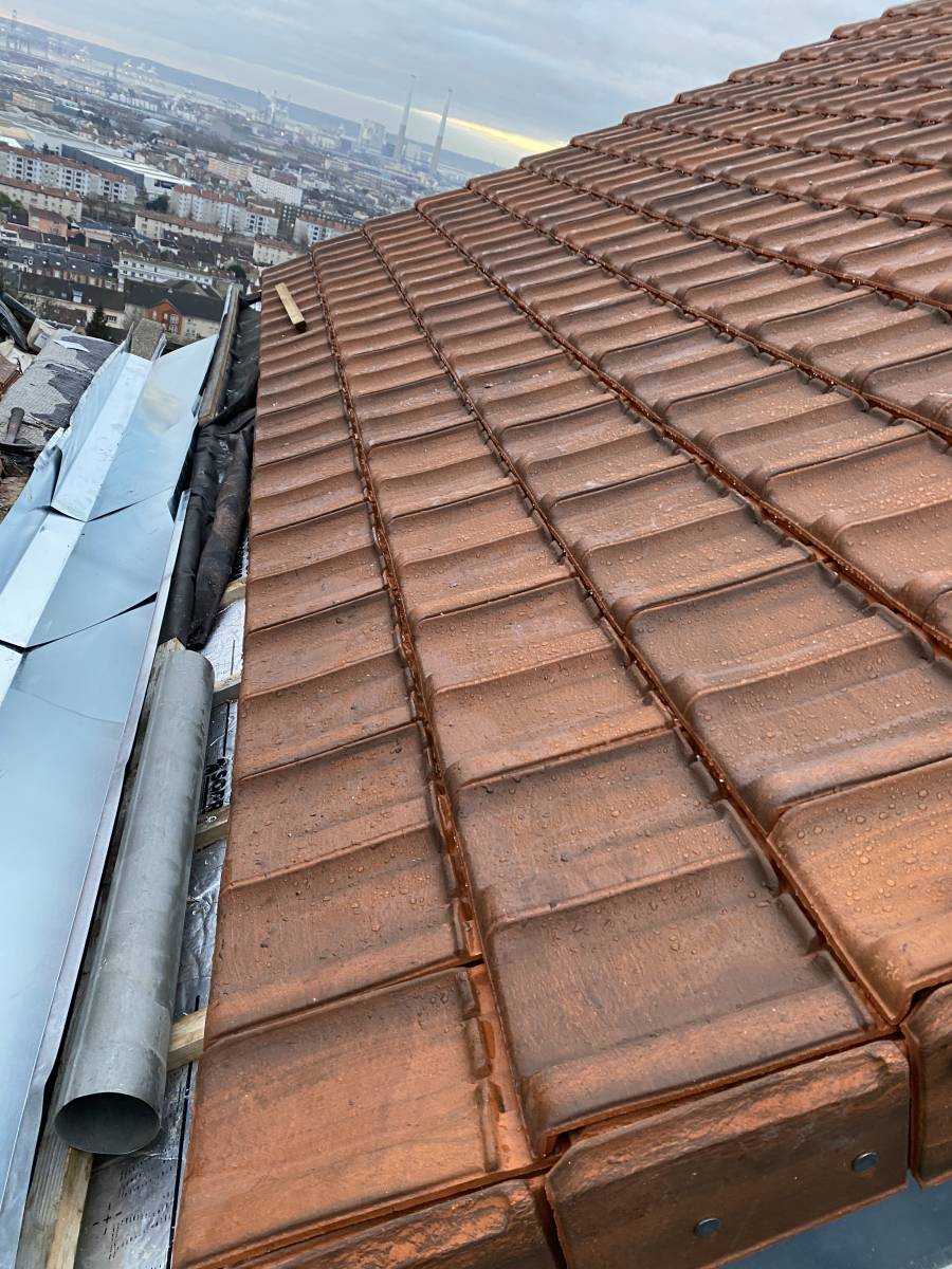 Réaliser une couverture de toit en tuiles proche de Fontaine la Mallet