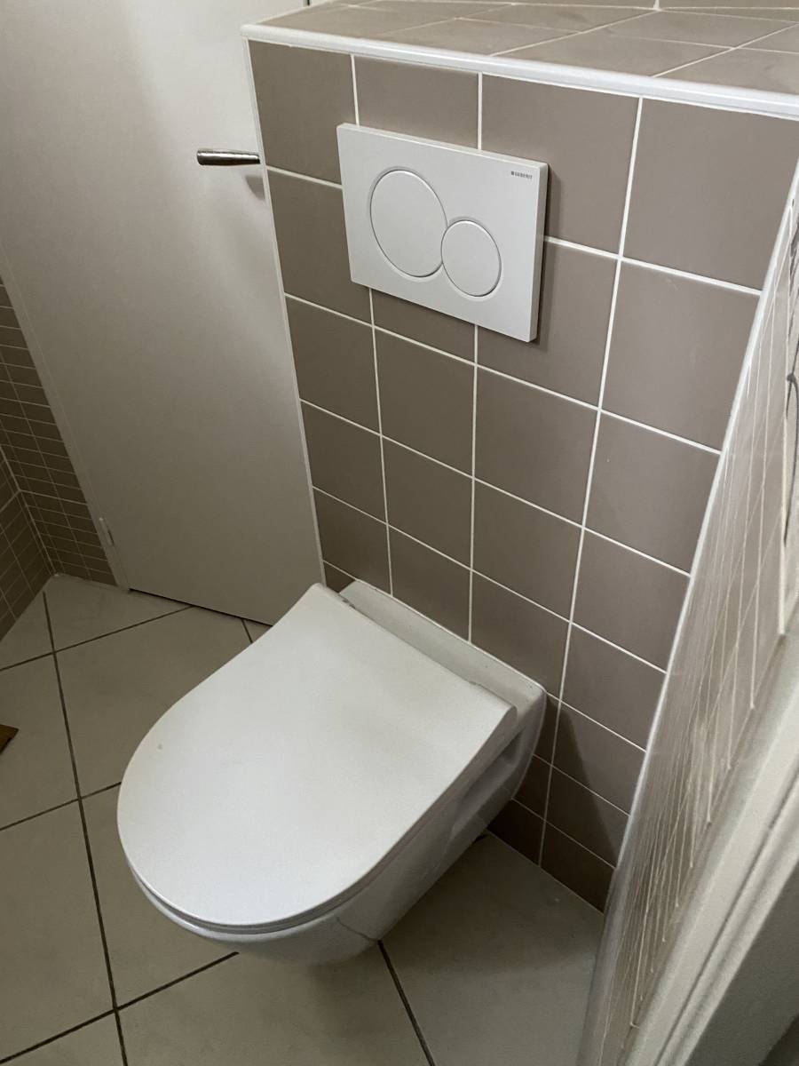 Installation toilette suspendu après modification de la plomberie proche Le Havre