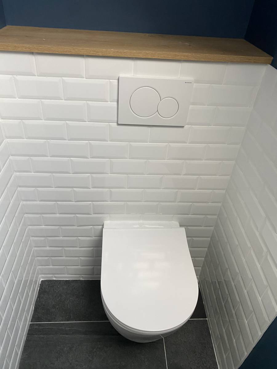 Installation toilette suspendu après modification de la plomberie proche Montivilliers